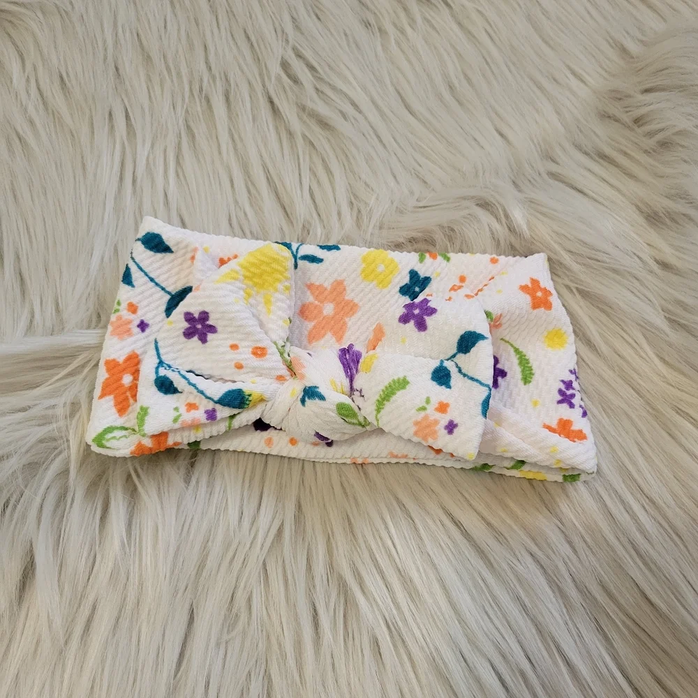 Knotted baby gown with matching hat and bow - Picture 3 of 4